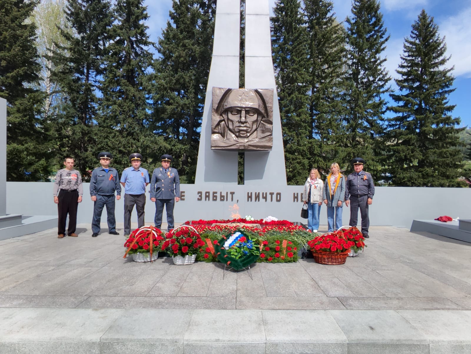 В Республике Алтай  приняли участие в церемонии возложения цветов к Вечному огню